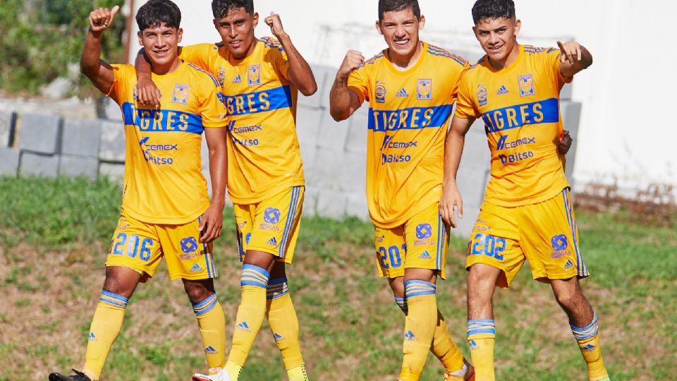 Jugadores de Tigres Sub 20 en el Clásico Regio ante Rayados.