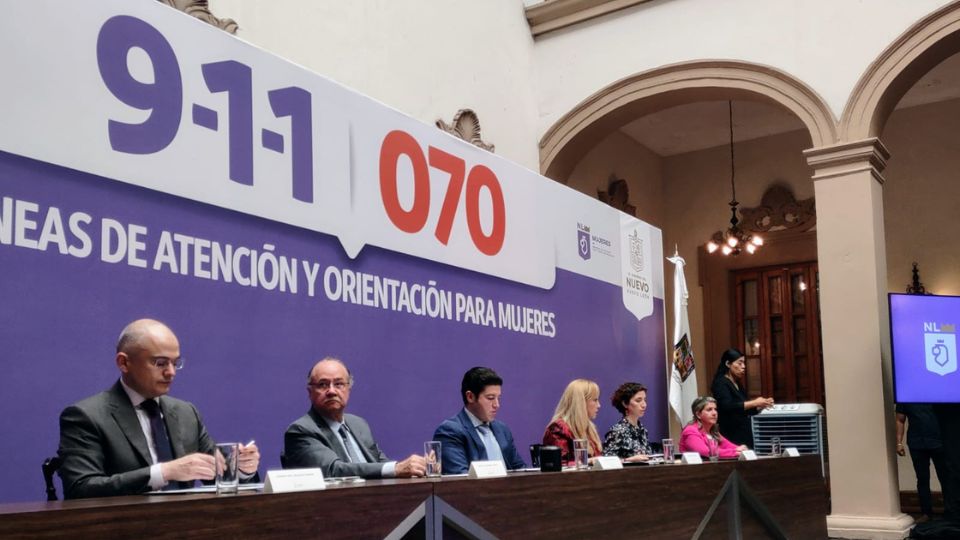 Autoridades durante la presentación del evento y líneas de atención para mujeres. Foto: Cortesía