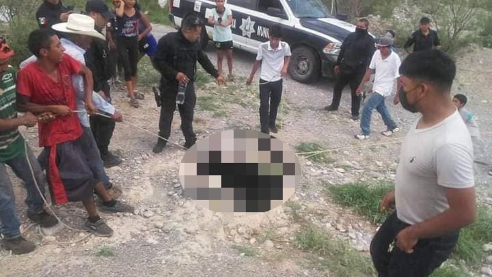 Lugareños someten a osezna en ejido de Coahuila.