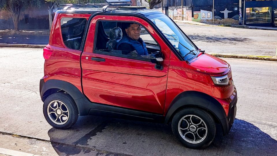 Vehículo Quantum color rojo en calles de Bolivia. Foto: Quantum Motors.