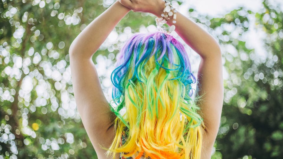 Mujer con el cabello teñido de colores.