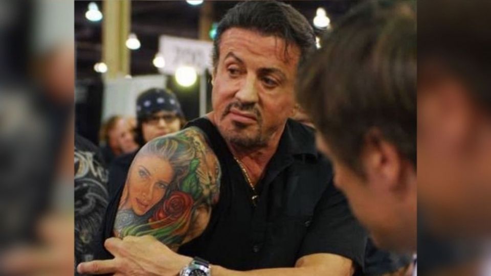 Sylvester Stallone mostrando el tatuaje de su ex esposa.