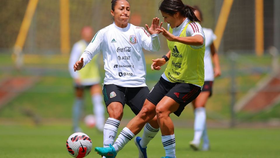 Stephany Mayor y Rebeca Bernal en entrenamiento con Selección Mexicana Femenil.