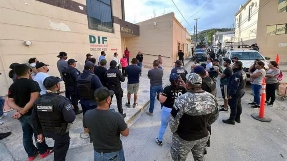 Policías de Galeana entran en paro de labores.