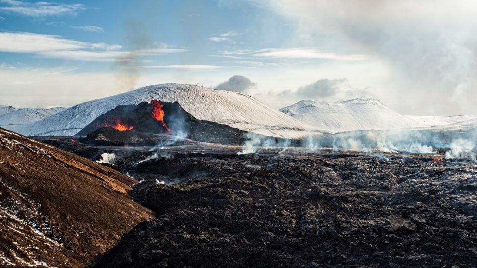 Un volcán entra en erupción a cuarenta kilómetros de Reikiavik.
