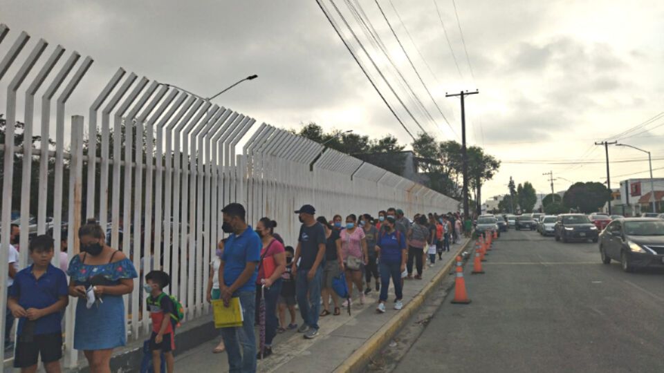 Realizan filas para vacunarse en Monterrey.