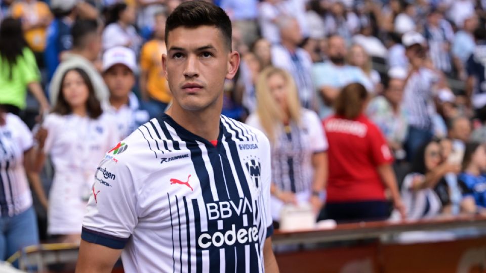 César Montes en el Estadio BBVA.