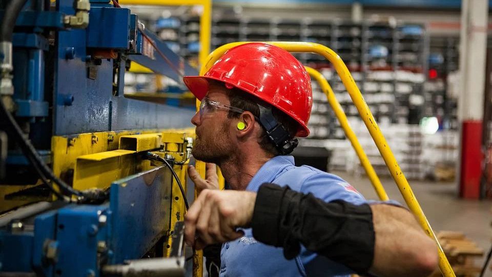 Obrero trabajando en fábrica.