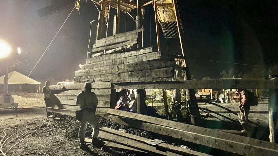 Trabajos de rescate en la mina de carbón. Foto: @CNPC_MX