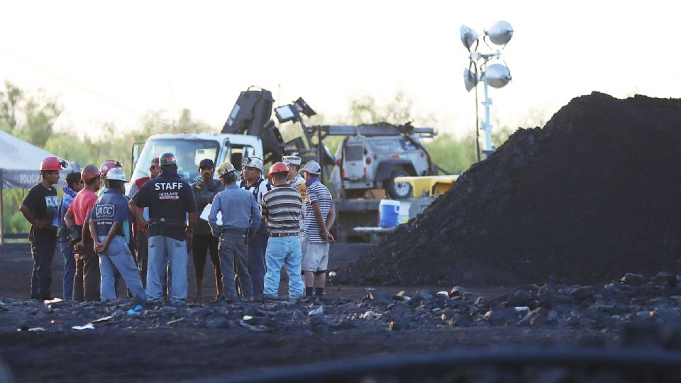 Varias personas trabajan en el rescate de 10 mineros atrapados en la zona donde se encuentran, en el municipio de Sabinas Foto: EFE / Antonio Ojeda