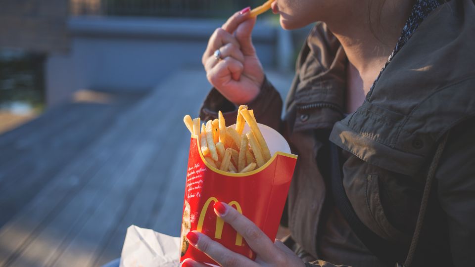 Por venderle papas frías a su madre, hombre balacea a empleado de McDonald's.