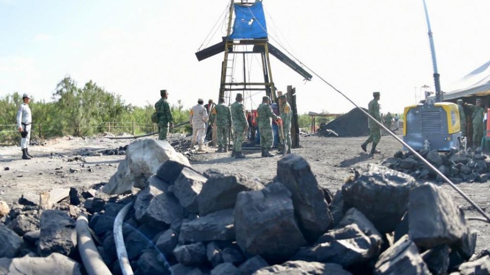 Brigadistas trabajando en el rescate de los mineros atrapados en Sabinas, Coahuila. Foto: @mrikelme