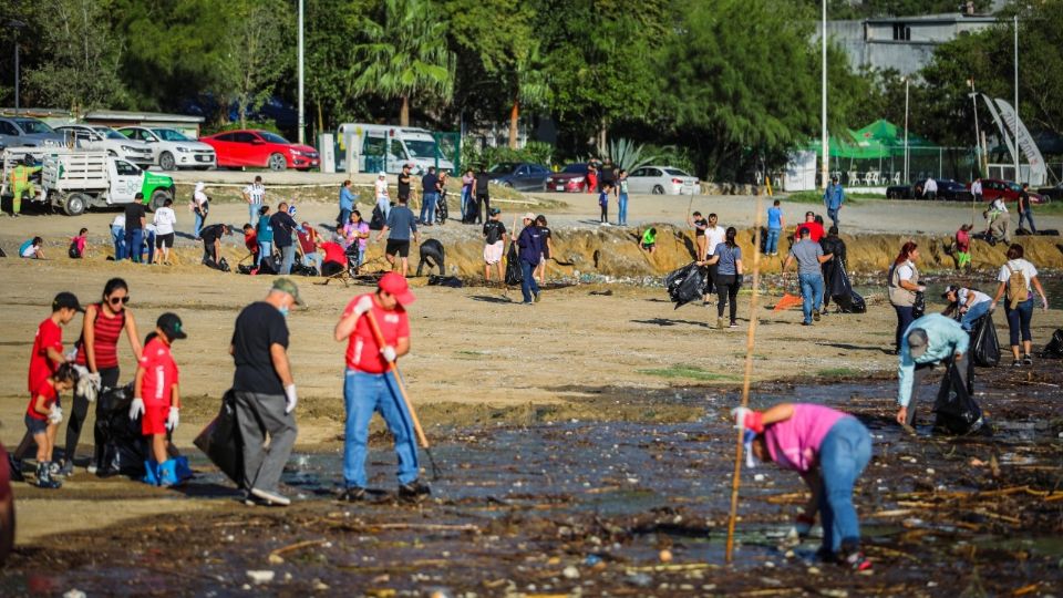 Cientos de personas ayhudaron ayudaron en las labores de limpieza.