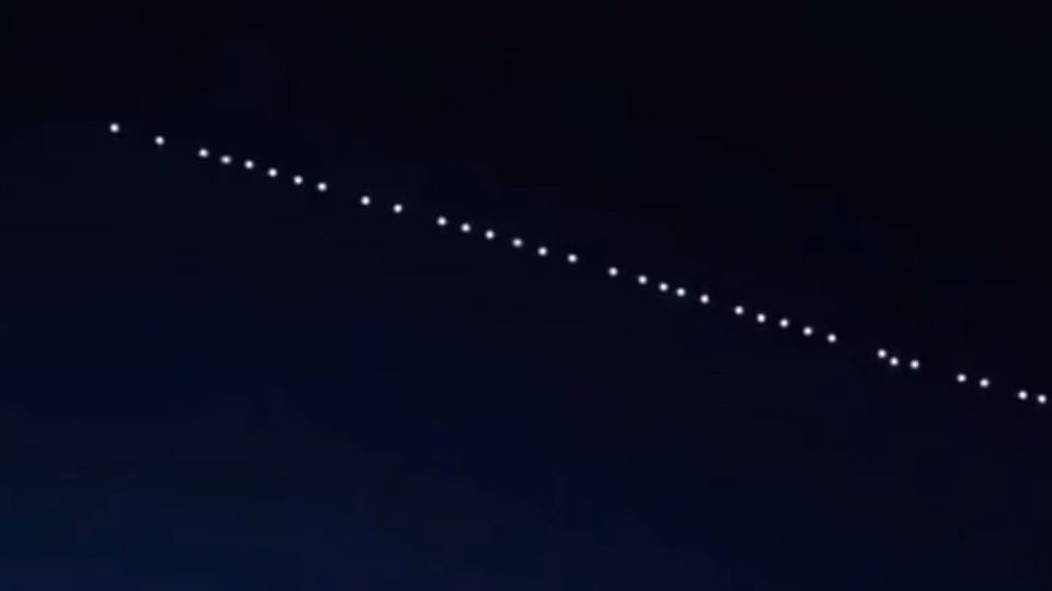 Tren de luces de los satélites Starlink.