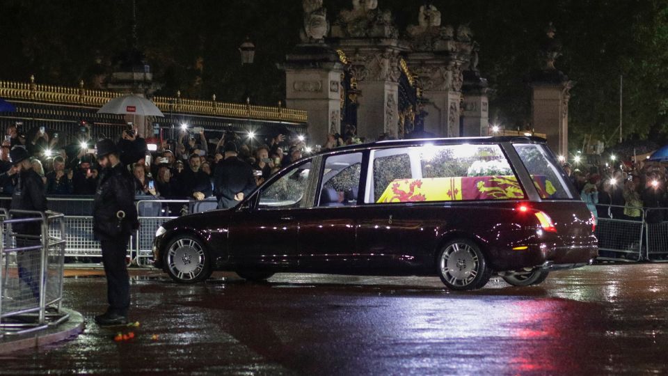 El coche fúnebre que lleva el ataúd de la reina Isabel II de Gran Bretaña se dirige al Palacio de Buckingham en Londres, Gran Bretaña, el 13 de septiembre de 2022. Foto: EFE / EPA / Oliver Hoslet