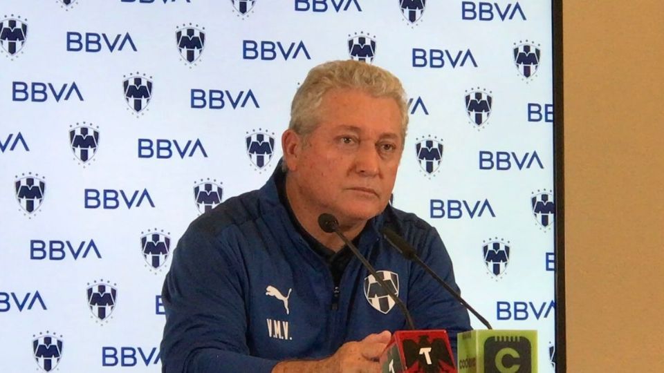 El entrenador de Rayados, Víctor Manuel Vucetich, en rueda de prensa