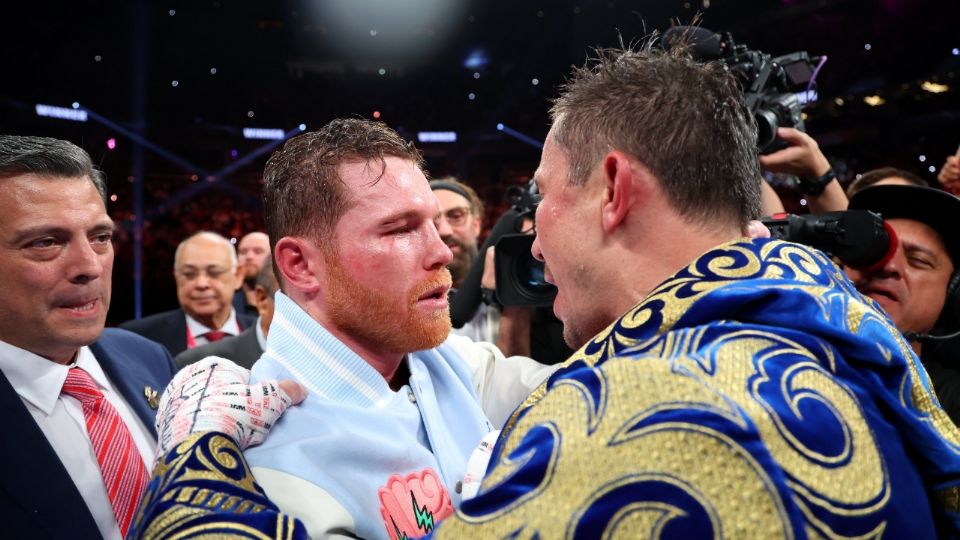 Gennady Golovkin charlando con Saúl 'Canelo' Álvarez después de la pelea.