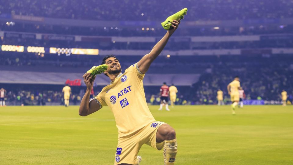 Henry Martín imitando el festejo de Cuauhtémoc Blanco en el Clásico Nacional.