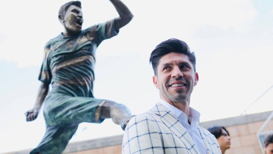 Oribe Peralta junto a su estatua en el Estadio TSM.