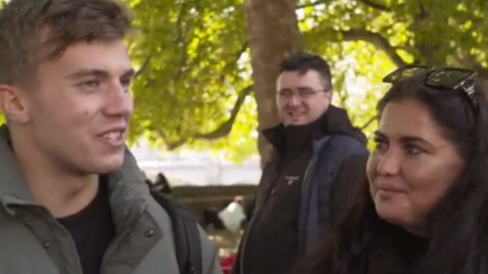 Jóvenes se conocen en fila para despedir a la Reina Isabel. Foto: @Channel4News.