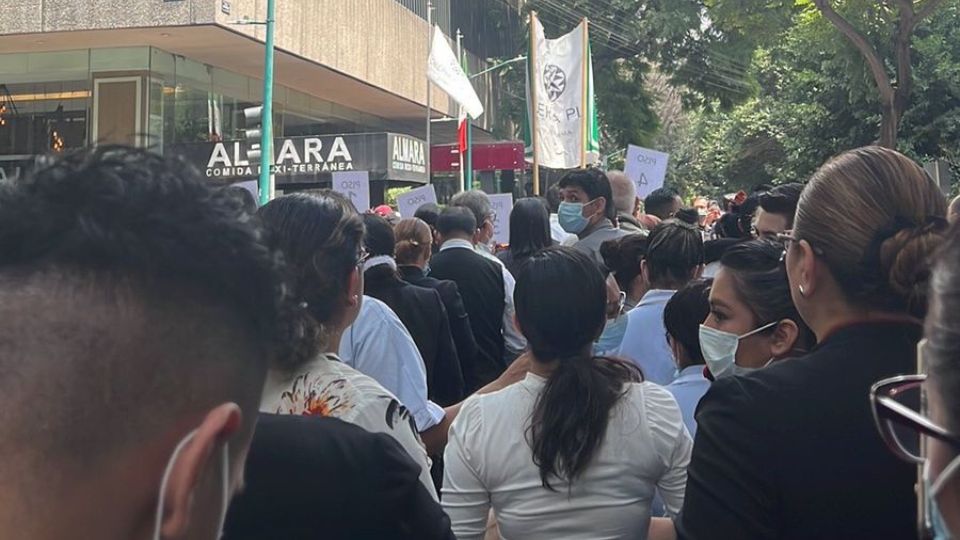 Personas desalojaron la zona del Paseo de la Reforma. Foto. Cortesía