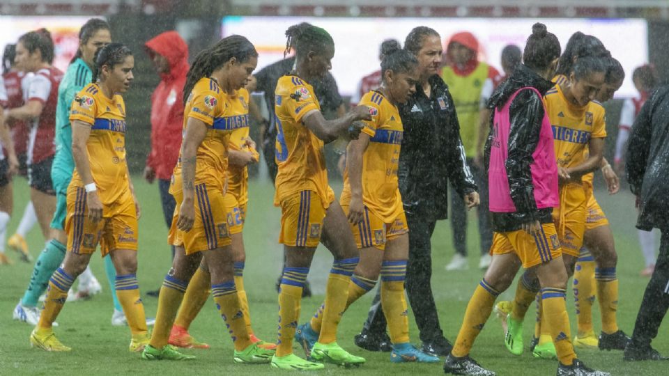 Tigres Femenil en medio de la lluvia que se presentó en el Estadio Akron.