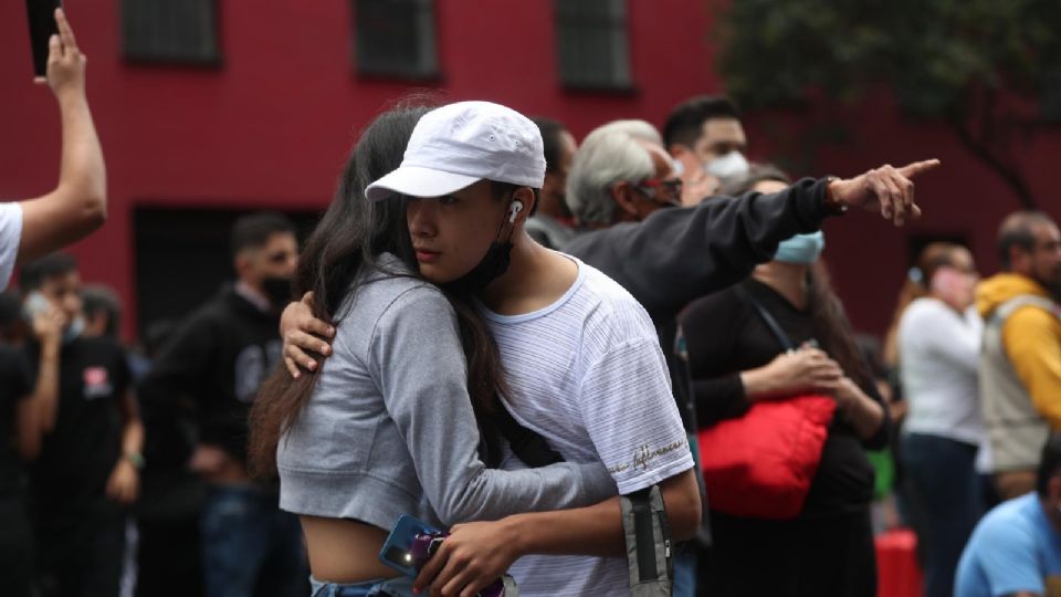 Personas permanecen en las calles hoy, después de activarse la alerta sísmica en la Ciudad de México. EFE/Sáshenka Gutiérrez