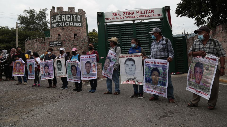 Familiares de los 43 desaparecidos de Ayotzinapa se manifiestan frente a un cuartel militar en Chilpancingo, estado de Guerrero (México), 13 de septiembre de 2022. Foto: EFE / José Luis De La Cruz