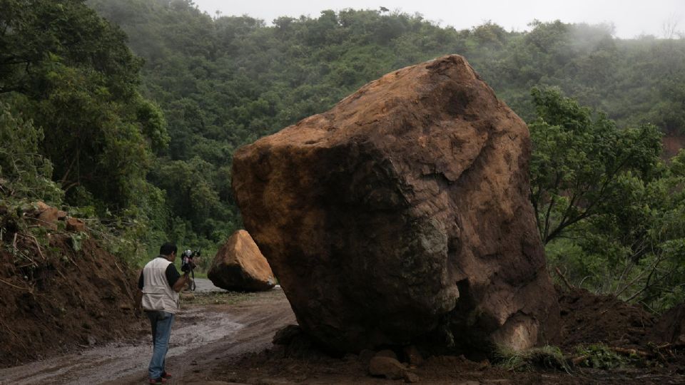 Fotografía de una roca que obstruye un camino tras el sismo de magnitud 7,7, en Huitzontla, Foto: EFE/ Iván Villanueva
