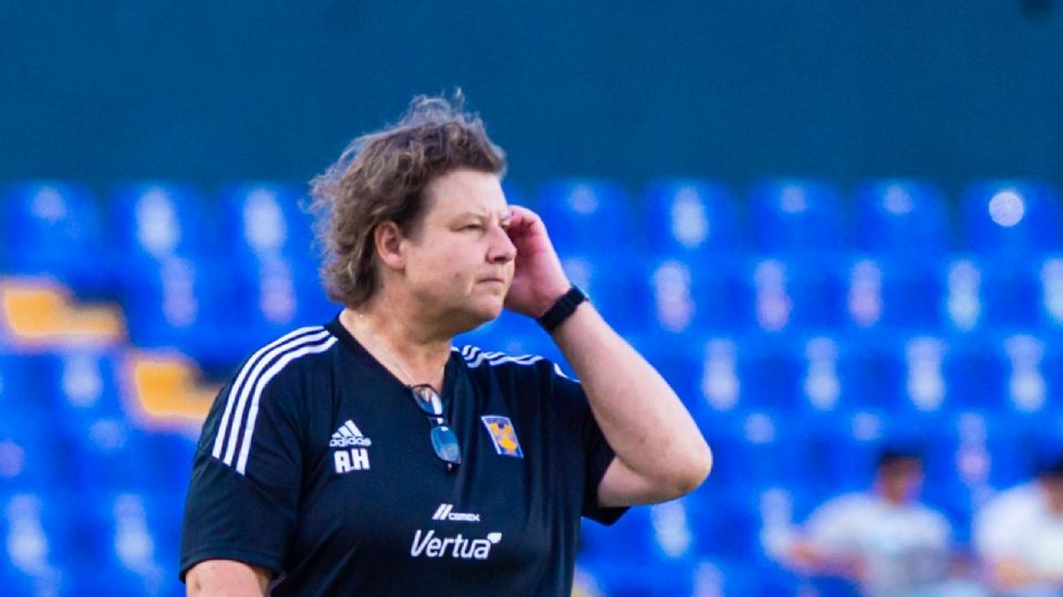 Karin Grahm, auxiliar técnica de Tigres, dirigiendo al cuadro felino.