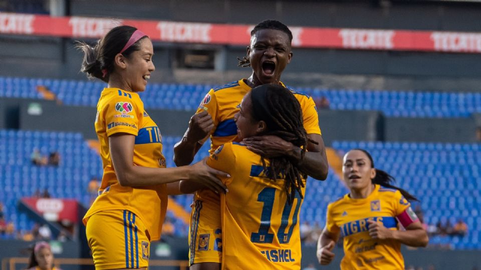 Jugadoras de Tigres Femenil celebrando el primer gol de Mia Fishel.