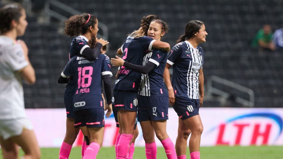 Futbolistas de Rayadas celebran un gol en el Estadio BBVA