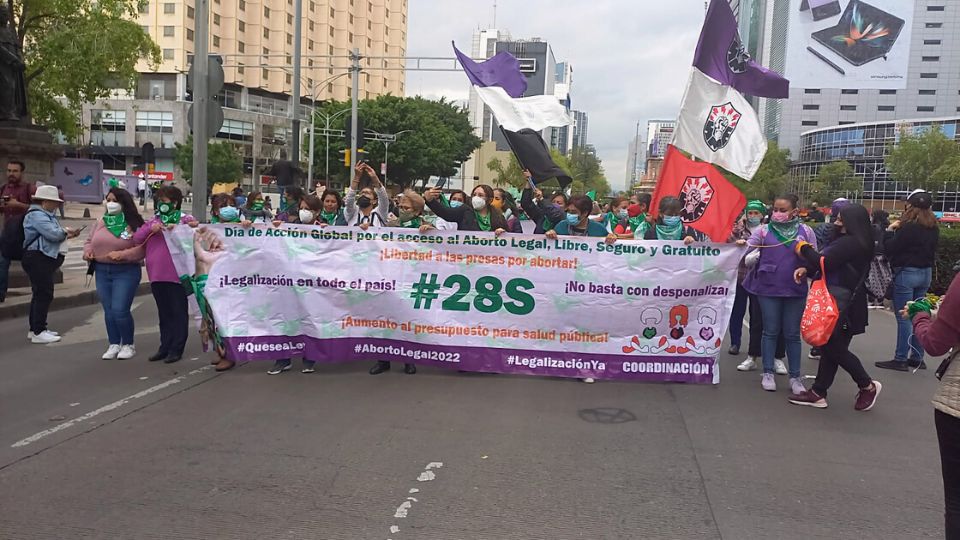 Grupos a favor del aborto legal y seguro recorren las calles en la Ciudad de México. Foto: Twitter / martibatres