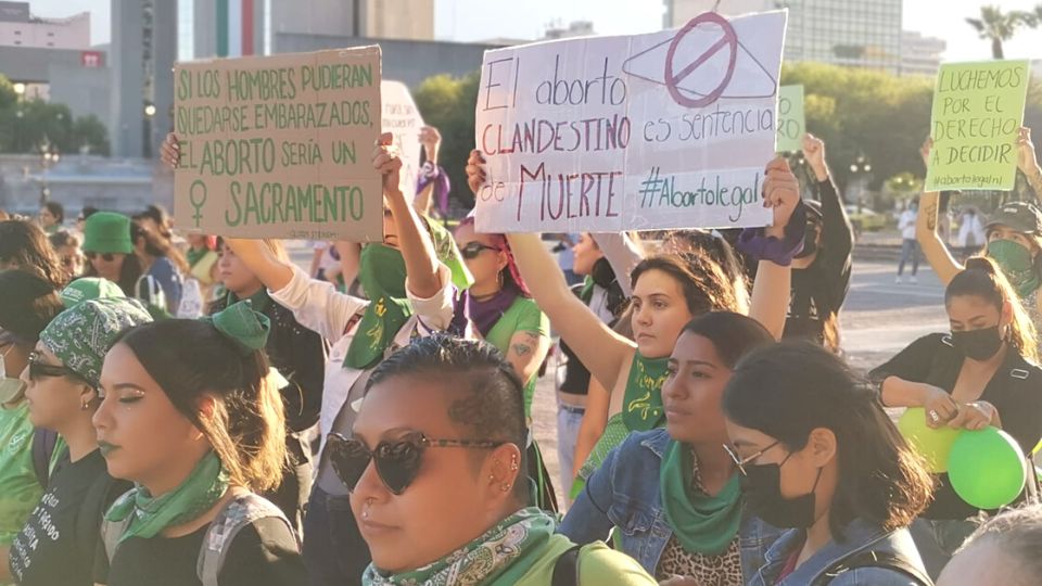 Mujeres se manifiestan en la Explanada de los Héroes en el centro de Monterrey, 28 de septiembre de 2022. Foto: Alan Elí Pérez / ABC Noticias