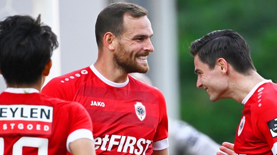 Vincent Janssen celebrando gol con Royal Antwerp.