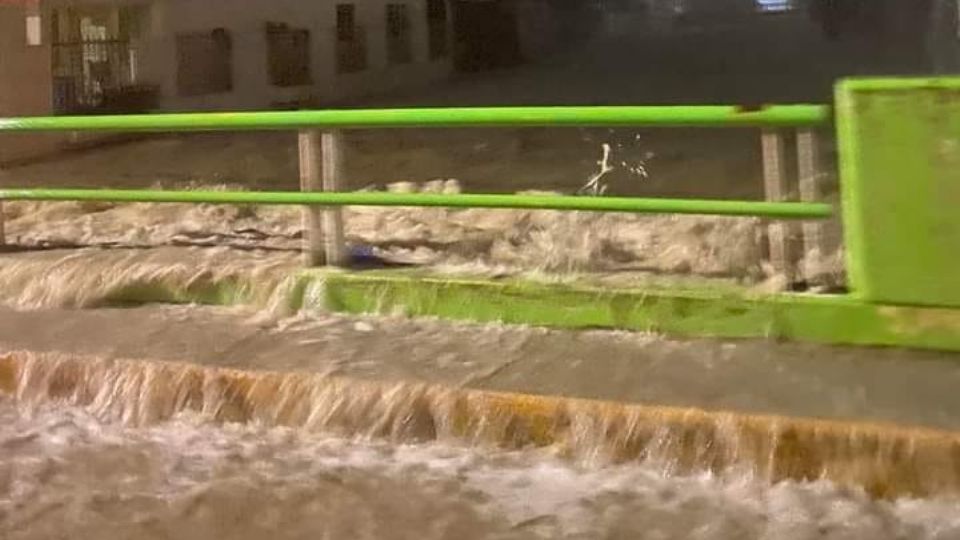 Arroyo desbordado en el municipio de Cadereyta Jiménez.