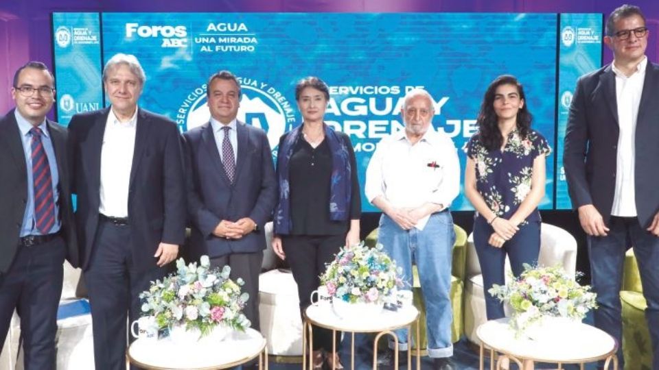 Carlos Campos (izq), moderador, junto a los seis panelistas del foro organizado por ABC Noticias