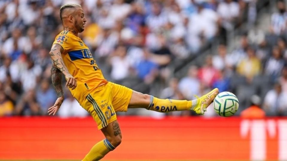 El aún futbolista de Tigres, Nicolás 'Diente' López, acudió este lunes a 'El Volcán' para despedirse de sus compañeros