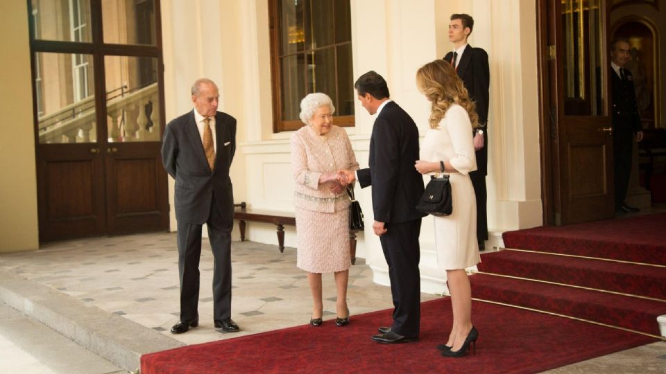 Enrique Peña Nieto saluda a la Reina Isabel. Foto: @gobmx