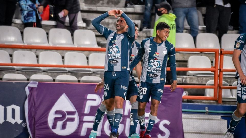 Luis Chávez festejando su gol de tiro libre contra Puebla