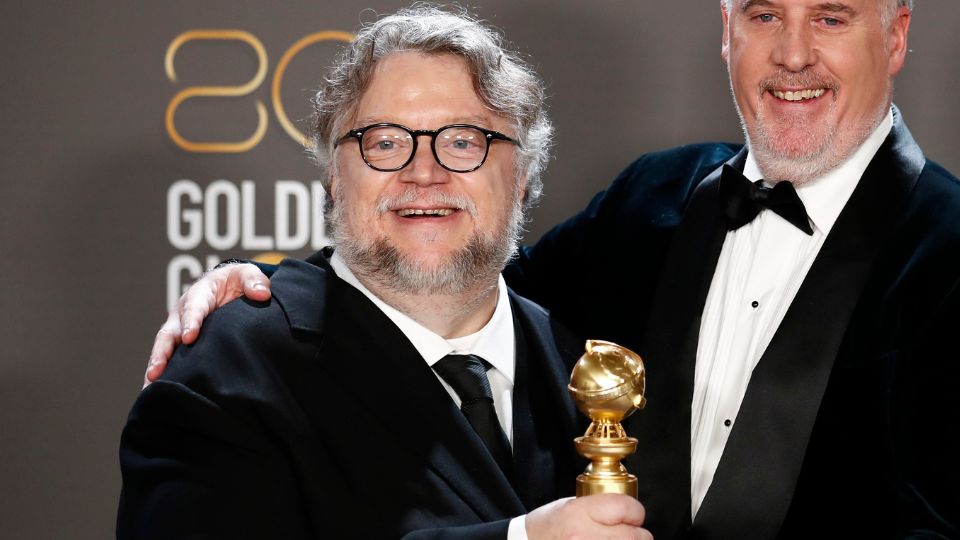 Guillermo del Toro (izq.) y Mark Gustafson (der.) posan con el premio a la Mejor Película - Animada en la sala de prensa durante la 80ª ceremonia anual de los Globos de Oro en Beverly Hills, California, EE. UU., el 10 de enero de 2023. Foto: EFE / EPA / Caroline Brehman