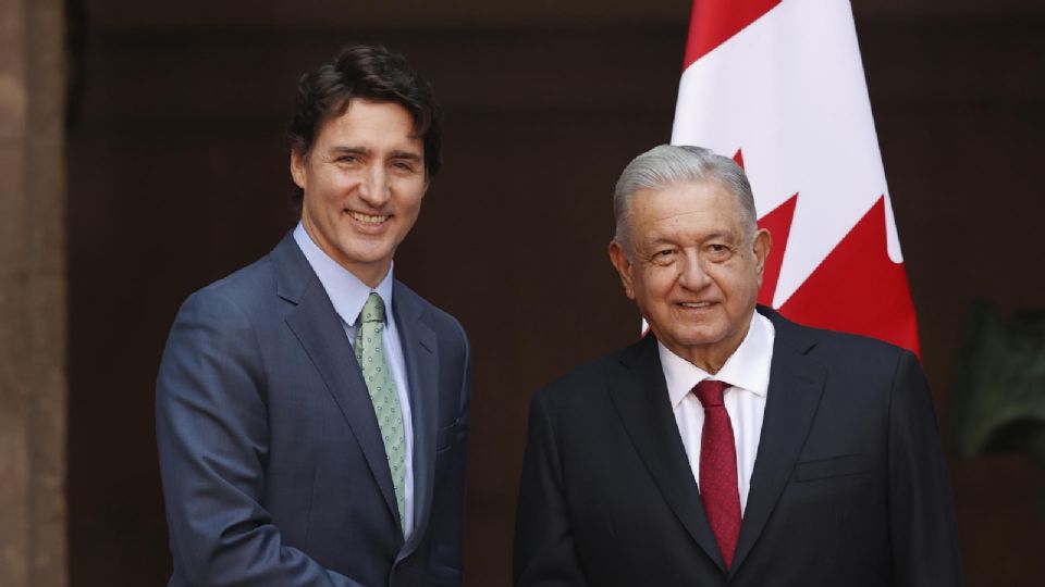 El presidente de México Andrés Manuel López Obrador (d), junto al primer ministro de Canadá Justin Trudeau, se reúnen hoy en el Palacio Nacional en Ciudad de México | EFE/ José Méndez.
