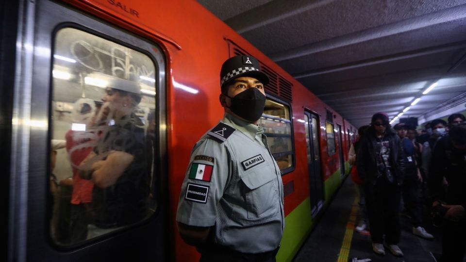 Integrantes de la Guardia Nacional, vigilan las estaciones del metro. Foto: EFE/Sáshenka Gutiérrez