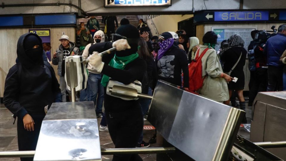 Un grupo de mujeres encapuchadas atacan las instalaciones del Metro Bellas Artes. Foto: EFE/ Isaac Esquivel