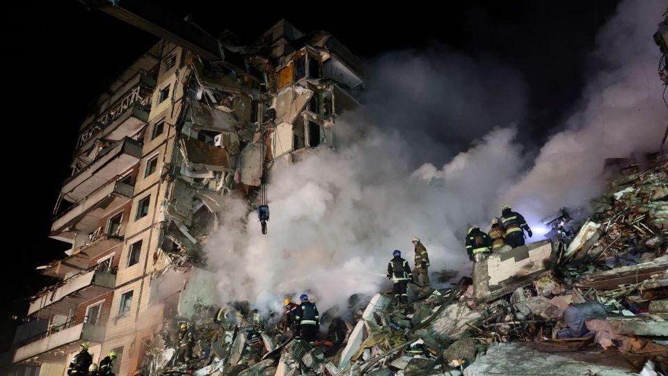 El equipo de rescate trabaja entre los escombros de un edificio residencial dañado por los bombardeos en Dnipro, sureste de Ucrania, el 14 de enero de 2023, en medio de la invasión de Rusia. Foto: EFE / EPA / Sergey Kozlov