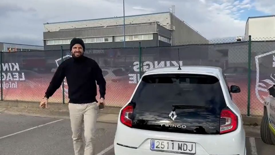 Gerard Piqué llegando en un Twingo blanco. Foto: Captura de video