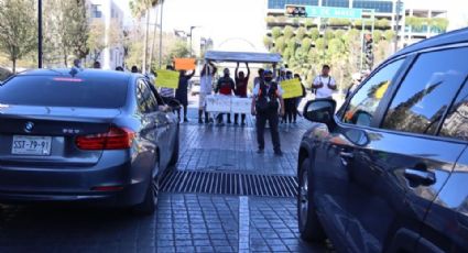 Vendedores ambulantes protestan por decomiso de mercancía en Monterrey