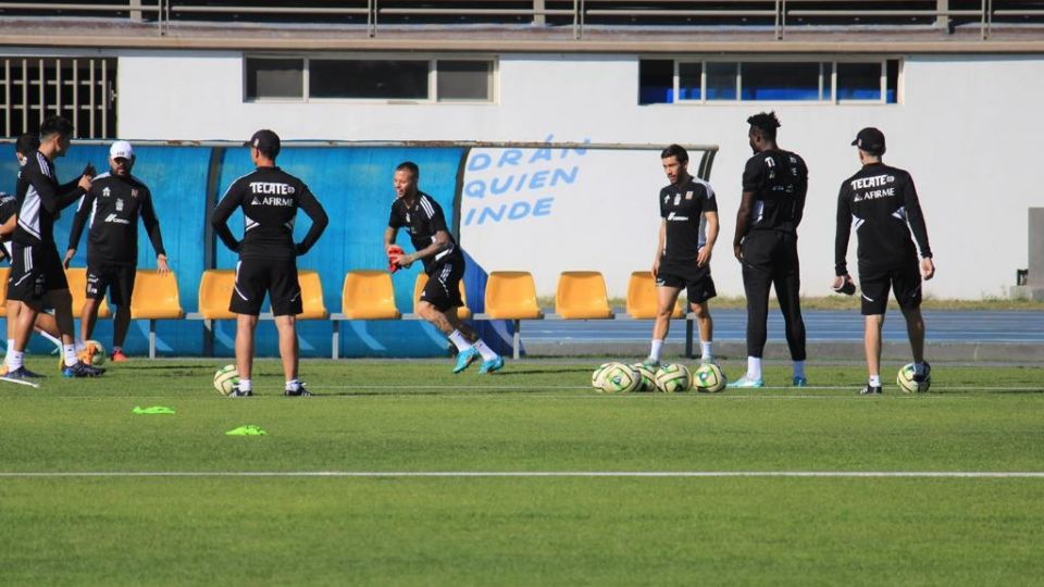 Los suplentes del partido contra Pachuca hicieron ejercicios en el campo y con balón