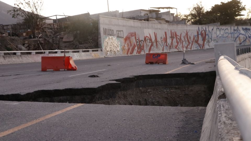 El socavón representa un riesgo para los automovilistas | Dalia Manríquez / ABC Noticias.