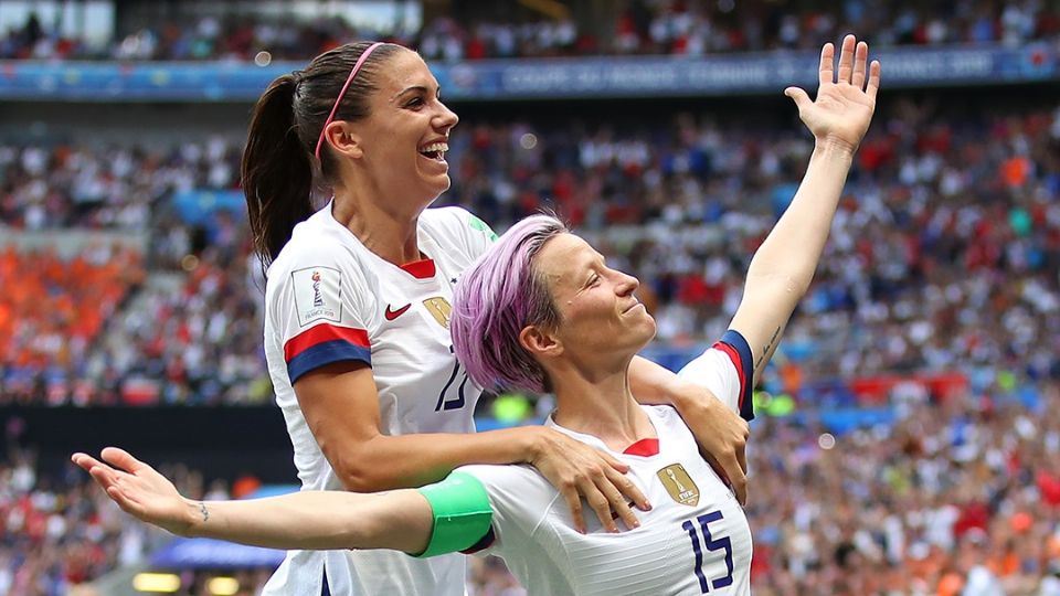 Alex Morgan y Megan Rapinoe, las dos jugadoras emblema de Estados Unidos, festejando un gol